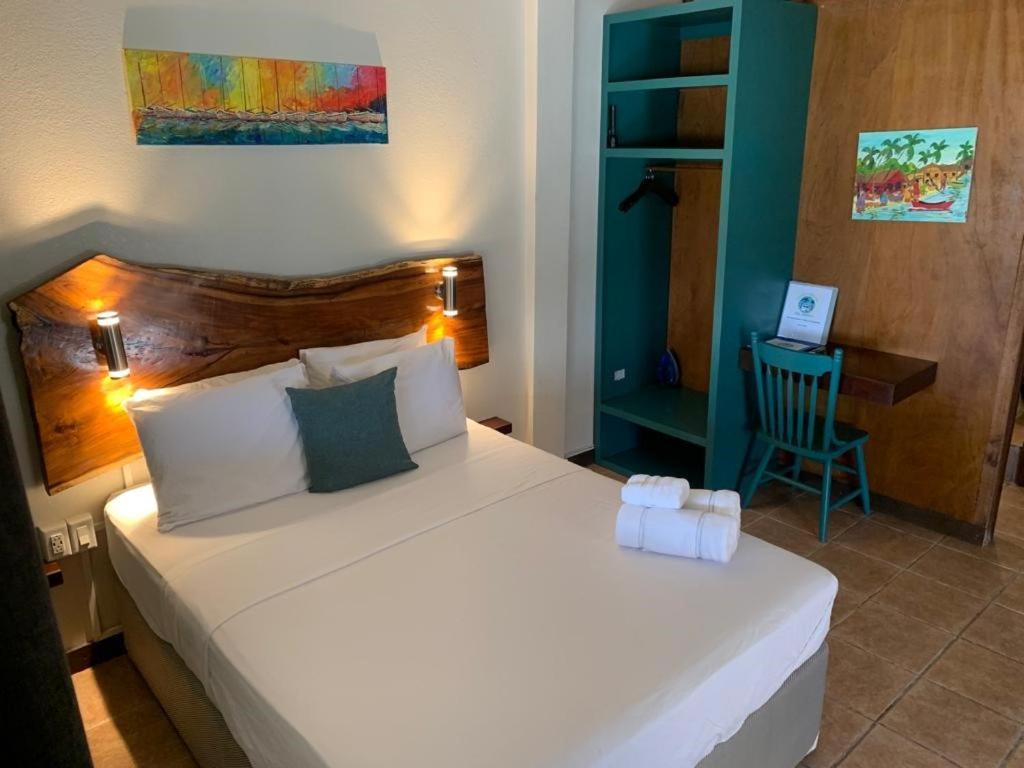 The Bounty Hotel Caye Caulker Exterior foto